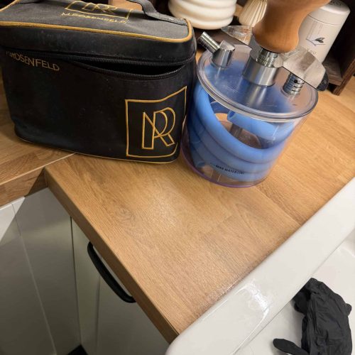 Blaue Glasbowl für Shisha auf Holzoberfläche mit Tasche.