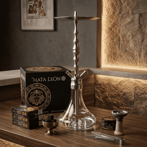 Shisha mit Zubehör, Tabak, Kohle und Zange auf Holztablett.