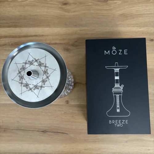 Shisha Kopf und Verpackung auf Holzoberfläche.