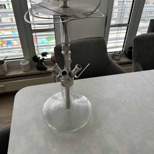 Rauchsäule aus Glas mit Metallaufsatz, ideal für Shisha-Genuss zu Hause oder im Café.