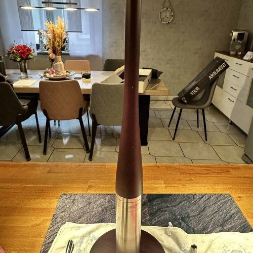 Moderne Shisha mit Edelstahl-Body und Glasbowl auf Esstisch.