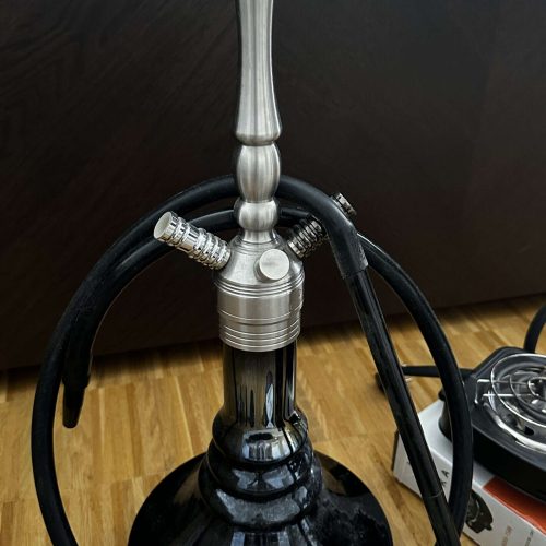 Hochwertige Wasserpfeife mit Metall-Design, ideal für Shisha-Liebhaber.