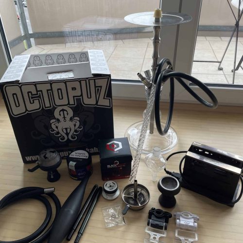 Hochwertige Shisha mit Glasbowl und Zubehör, ideal für Raucher und Sammler.
