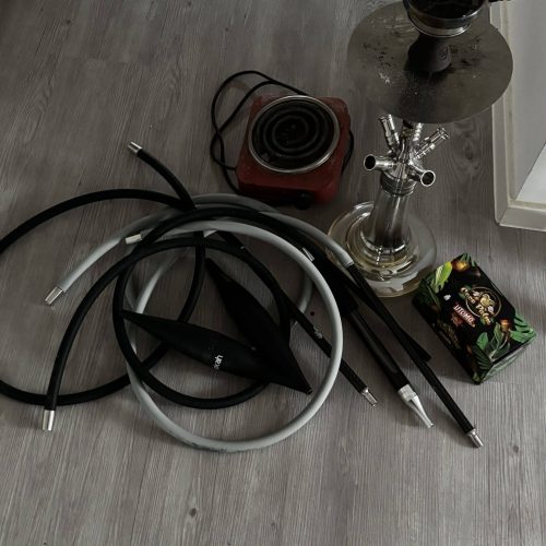 Komplettes Shisha-Zubehör mit Wasserpfeife, Schläuchen und Zubehör.