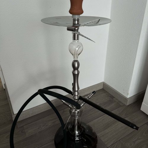 Rauchsäule mit Glasaufsatz, ideal für Shisha-Genuss, inklusive Schlauch und Zubehör.