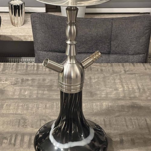 Dekorative Shisha mit Metall und Glas, ideal für Raucher und Sammler.
