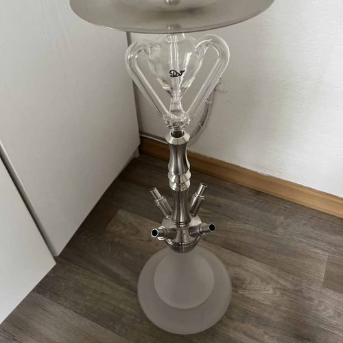 Moderne Shisha mit Glasbowl und Metallteilen, auf Holzboden stehend.