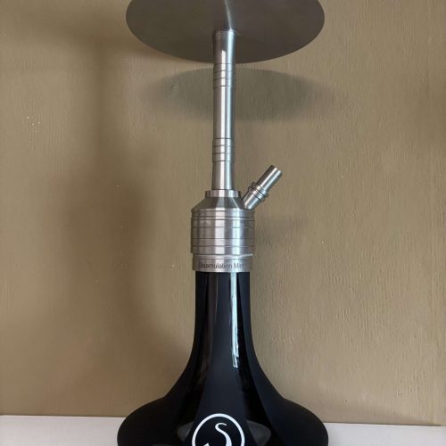 Shisha mit Metallaufsatz und Glasbasis, ideal für Raucher.