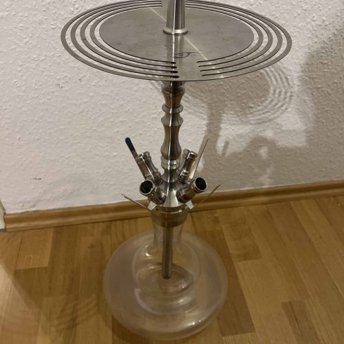 Altmodischer Shisha-Raucherständer aus Glas und Metall.