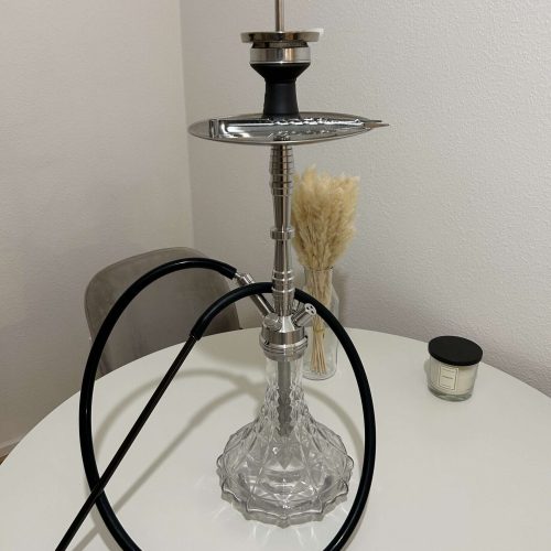 Alte Shisha mit Glasbasis und Schlauch, ideal für Raucherliebhaber.