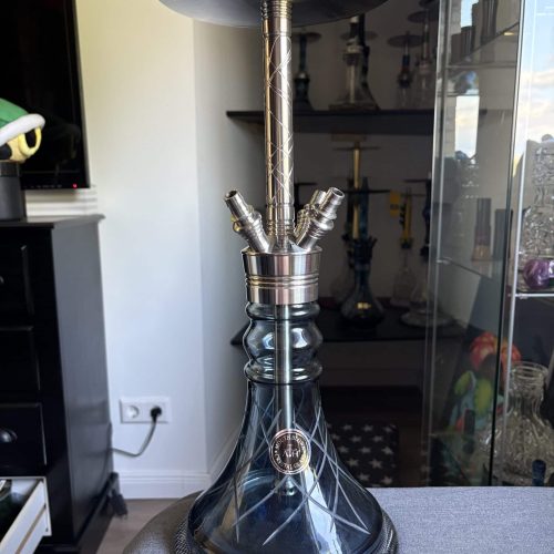Rauchpfeife und Wasserpfeife in modernem Edelstahl-Design, ideal für Shisha-Liebhaber.