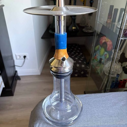 Moderne Rauchsäule mit Metallaufsatz auf Glasbasis, ideal für Shisha-Dekorationen.