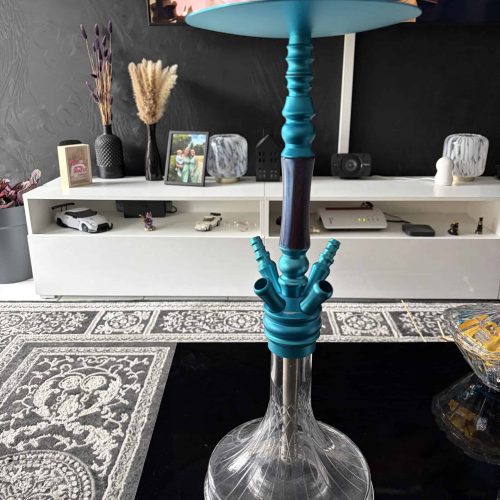 Moderne Shisha mit blauer Glasbowl und Edelstahlbasis.