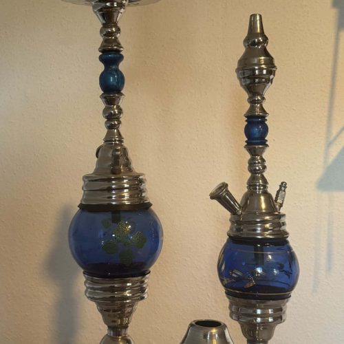 Alte Shisha mit blauer Glasbowl und Metallteilen.