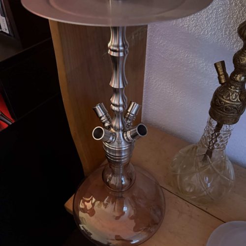 Moderne Shisha mit Metall- und Glasdesign, auf Holztablett.