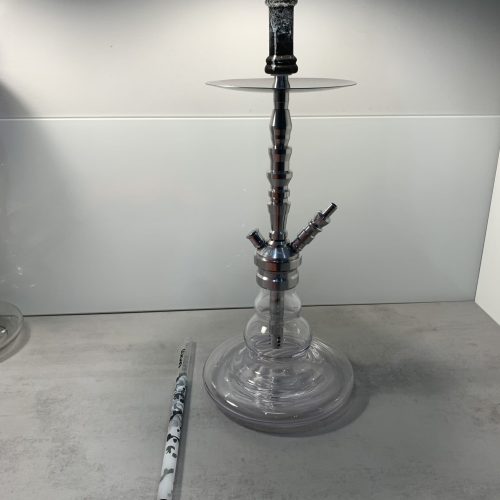 Shisha mit Glasbasis und Metallrohr, ohne Schlauch, auf weißem Hintergrund.