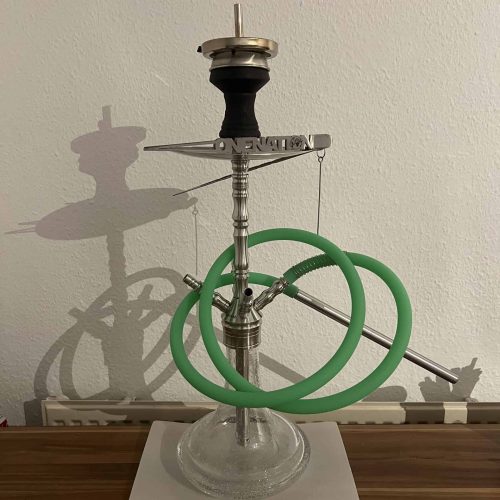 Rauchsäule mit Schlauch und Metallteilen, ideal für Shisha-Genuss.