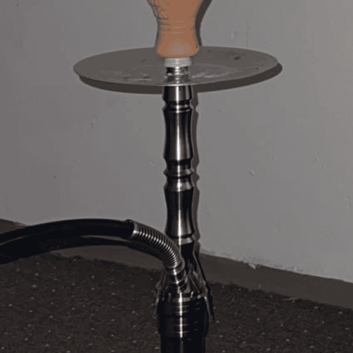 Shisha mit Glasbowl, Schlauch und Metallzubehör.