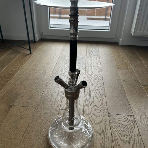 Shisha-Halter aus robustem Material mit Glasboden, ideal für stilvolle Rauchmomente.