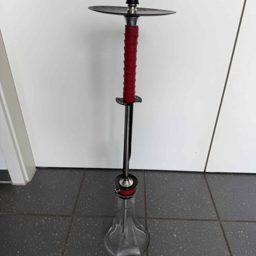 Shisha-Kopf mit Glasbowl und Rotband-Griff, auf Boden stehend.