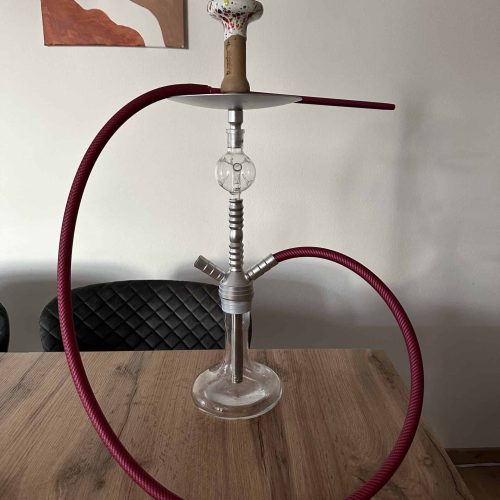 Rauchsäule mit Schlauch und Kopf, ideal für Shisha-Genuss, auf einem Holztisch.