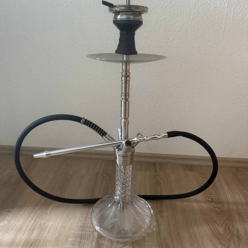 Moderne Shisha mit Glasbowl und Silikonschlauch, ideal für Raucher.