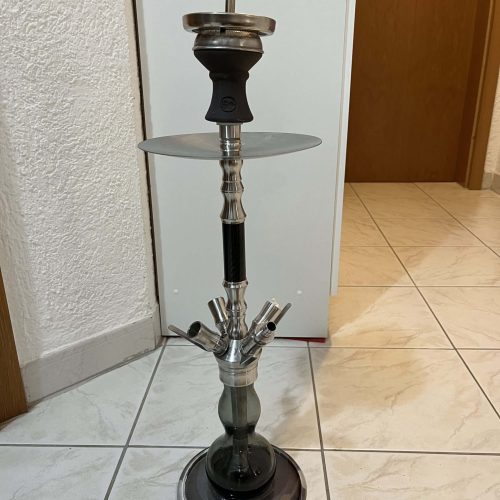 Moderne Wasserpfeife aus Metall und Glas, ideal für Shisha-Liebhaber.