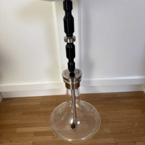 Shisha-Hookah mit Glasbowl und Metallaufsatz.