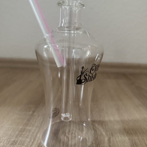 Transparente Glas-Shisha mit Logo und einem Schlauch, ideal für Shisha-Liebhaber.