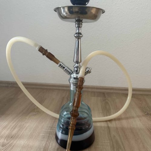Alte Shisha mit Metall- und Glasdesign, ideal für Raucher und Sammler.