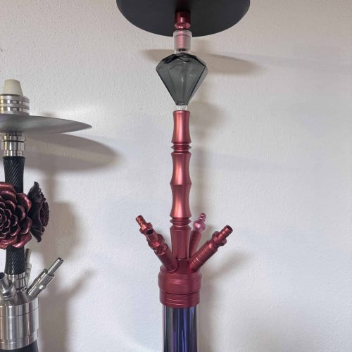 Bunte Shisha-Hookah mit Glasbowl und Metallstücken.