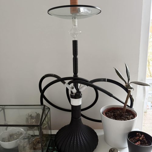 Dekorative Wasserpfeife mit Glasaufsatz und flexiblem Schlauch.