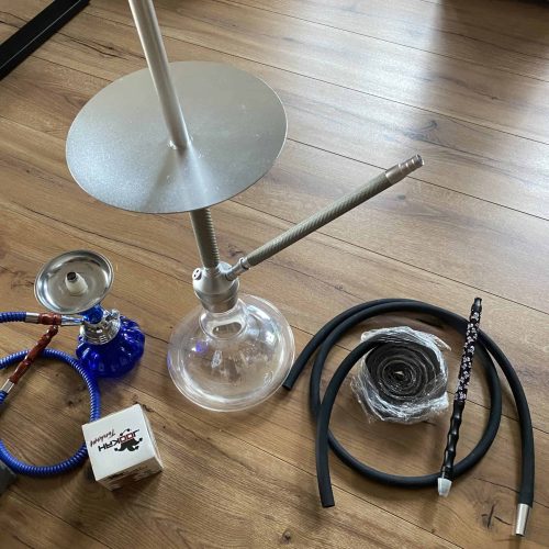 Komplettes Shisha-Set mit Glas, Schlauch und Zubehör zum Verkauf.