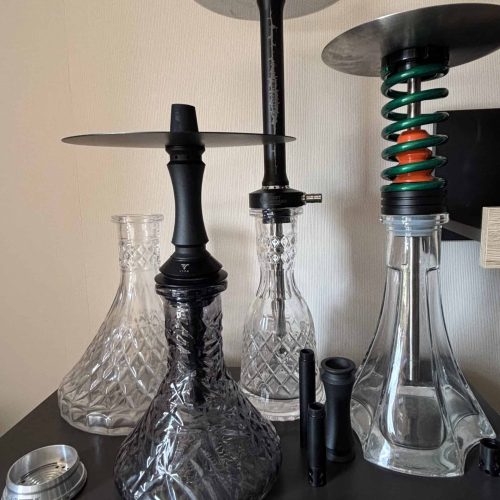 Dekorative Wasserpfeifen mit Glasvasen und Metallteilen, ideal für Shisha-Liebhaber.