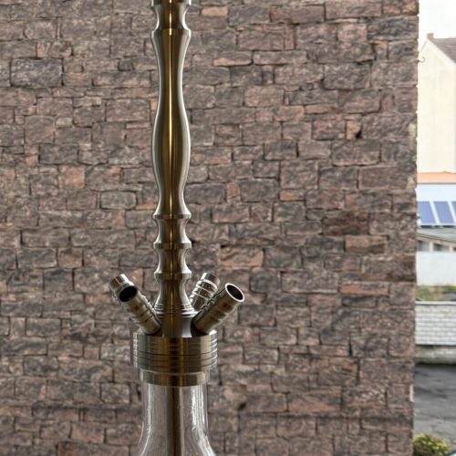 Rauchersäule mit Glasbasis, Metallaufsatz und Ablagefläche, ideal für Shisha-Genuss.