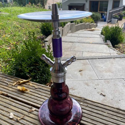 Stilvolle Wasserpfeife mit Glasaufsatz, perfekt für Shisha-Liebhaber.
