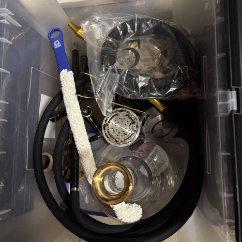 Verschiedenes Shisha-Zubehör in Aufbewahrungsbox.