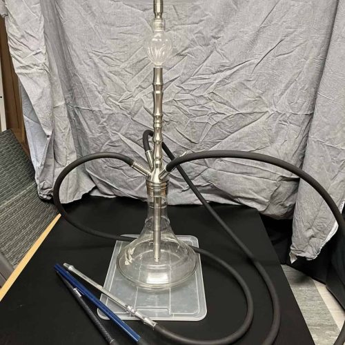 Rauch-Hookah mit Glasbasis, Metallstange und Silikonschlauch für Shisha-Genuss.