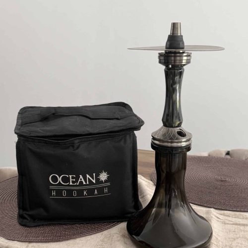 Schwarze Shisha mit Glasbowl und Zubehörtasche.
