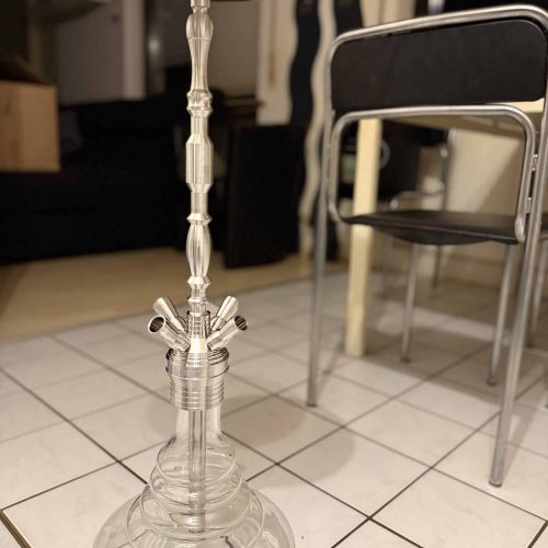 Rauch-Hookah mit Glasbasis, silberfarben, für Shisha-Genuss.