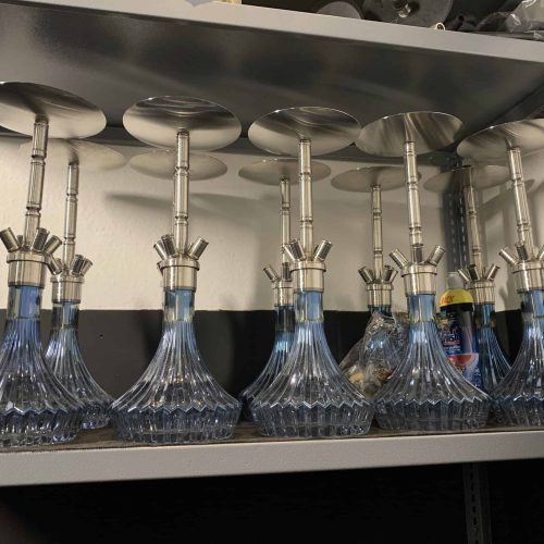 Hochwertige Rauchglas-Shisha mit Edelstahl-Deckel, ideal für Wasserpfeifenliebhaber.