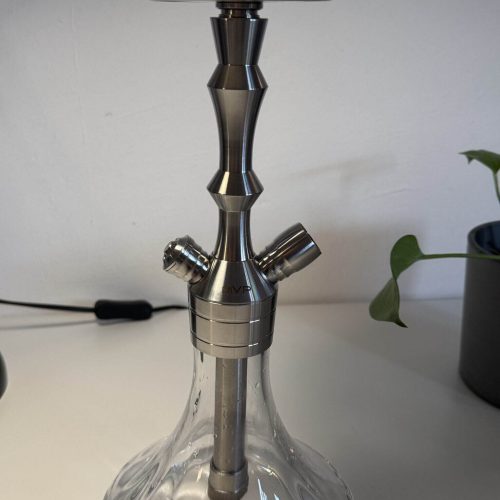 Stilvolle Shisha mit Metall- und Glasbestandteilen auf weißem Hintergrund.