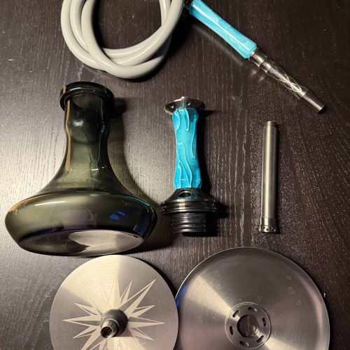 Komplettes Shisha-Zubehör mit Glas, Metallteilen und Schlauch.