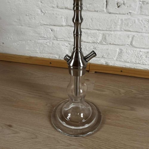Moderne Wasserpfeife mit Glasbasis und Metallaufsatz, ideal für Shisha-Liebhaber.