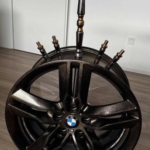 Auto Rad mit mehreren Shisha Glasbowl und Zubehör.