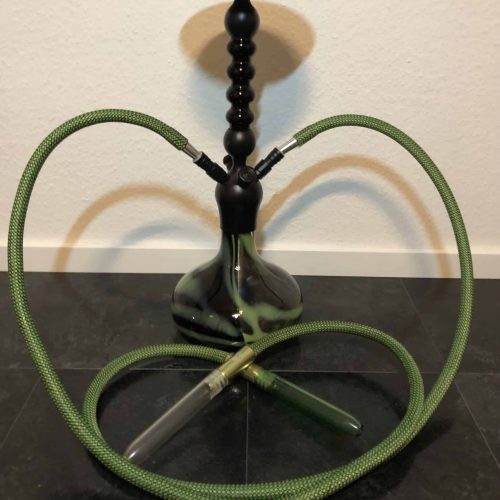 Raucherset mit schwarzer Rauchsäule, grünen Schläuchen und Tabakvorrichtung.