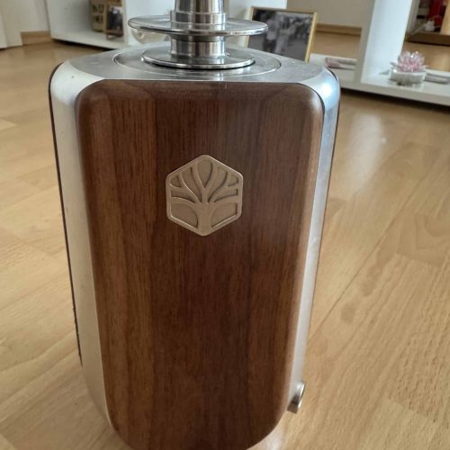 Kaminofen mit Holzdesign, ideal für gemütliche Abende zu Hause.
