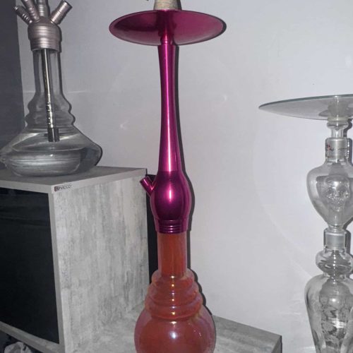 Bunte Shisha mit farbiger Glasbowl und Metallrohren.