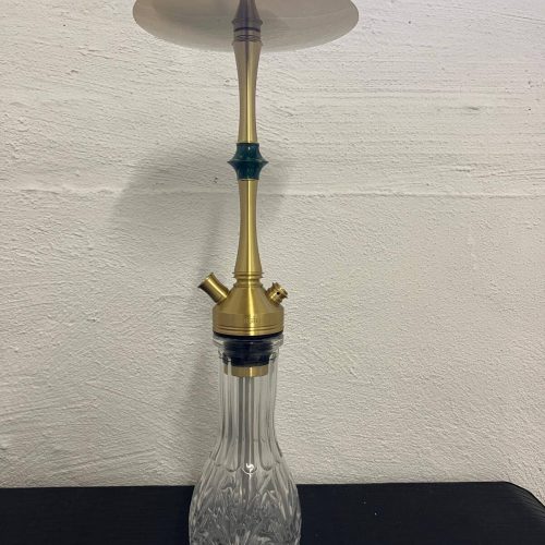 Dekorative Shisha mit goldener und blauer Verzierung.