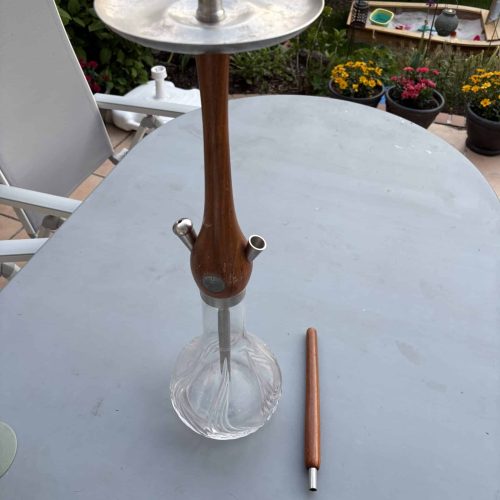 Shisha-Kopf mit Glasbasis, Holzstiel und Metallaufsatz, gut erhalten.